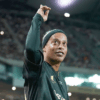 Ronaldinho se află la Iași pentru un meci demonstrativ! Alături de starul brazilian, vor fi prezente în Copou și alte celebrități ale fotbalului mondial.