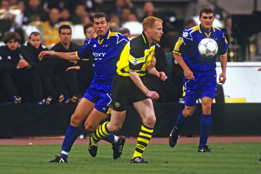 Zinedine Zidane și Matthias Sommer, în finala Ligii Campionilor din 1997. Juventus - Borussia Dortmund