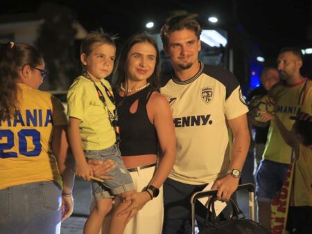Naționala României, întâmpinată de zeci de susținători în Cipru » Un preot s-a strecurat printre fani și i-a încurajat pe „tricolori”