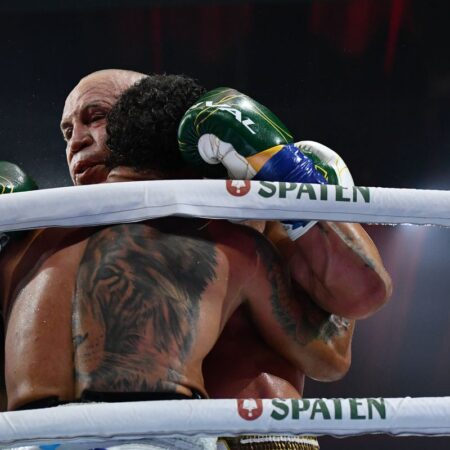 Încâlceală totală la un meci de box! Legenda MMA, knock-out într-o bătaie după confruntare