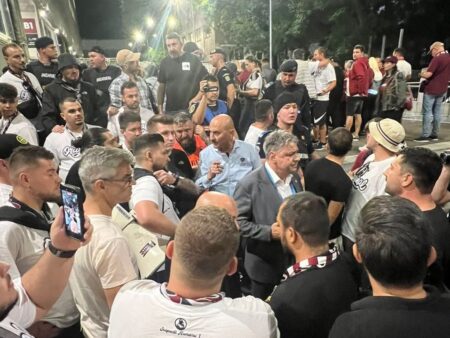 Imagini șocante înainte de Rapid – Hermannstadt! Tensiuni între fanii giuleșteni și conducerea clubului: „De ce-l atacați, frate, brutelor?”