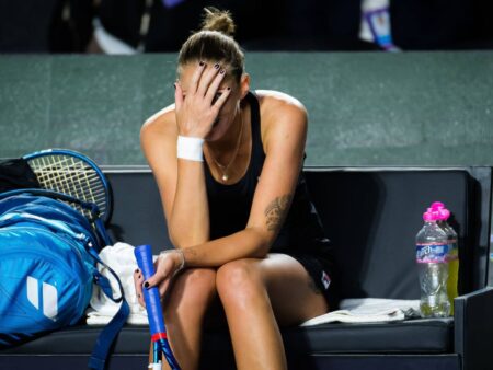 „După ce a părăsit terenul într-un scaun cu rotile, s-a întors triumfător! Liderul mondial, adversar al Simonei Halep, trăiește o revenire emoționantă.”