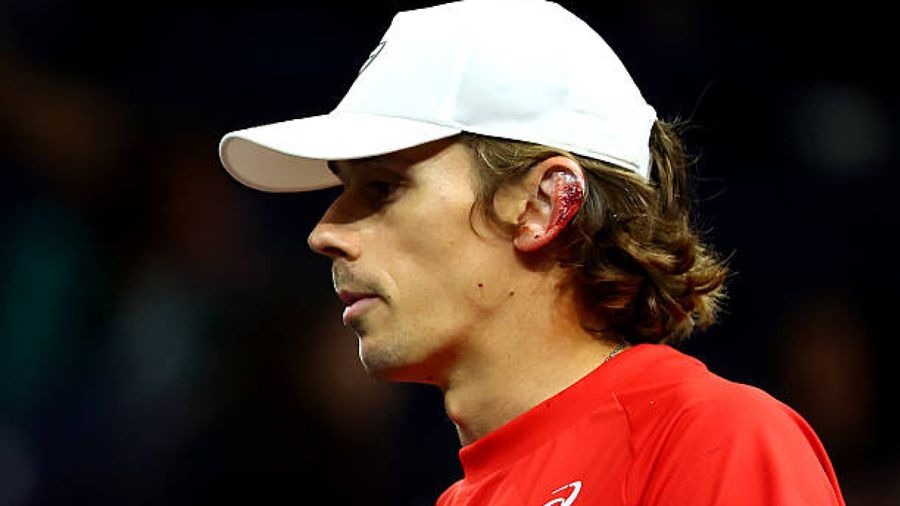 Urechea rănită a lui Alex De Minaur Alex De Minaur cu o rană la Laver Cup