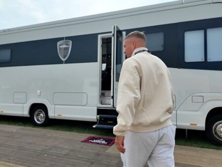 Campionul mondial a ajuns să doarmă în camper!