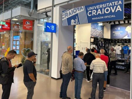EXCLUSIV / FOTO „Vulcanul” de pe Oblemenco eruptă! Câte bilete a vândut Craiova pentru grupa din Conference » Cozi la casele de bilete în primele ore ale dimineții