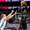 Iată o variantă a titlului: 

„Primele 4 echipe calificate în sferturile de finală la EuroBasket 2025 » Naționala care a surprins în grupe + Spania riscă eliminarea”