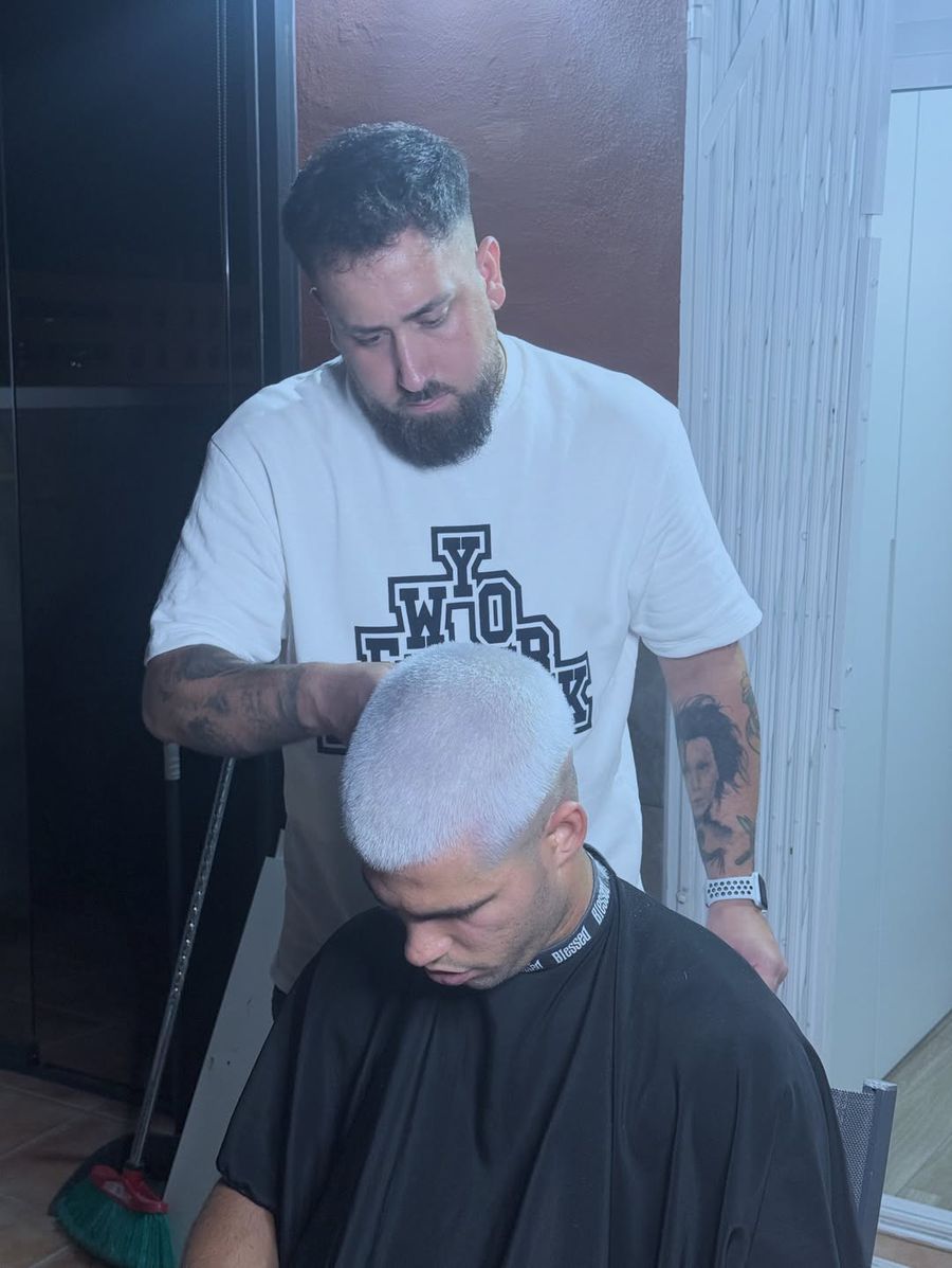 Carlos Alcaraz, alături de Victor, frizerul său Carlos Alcaraz și-a respectat promisiunea! Noul „look” al liderului mondial: „Suntem nebuni”
