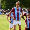 Ireal! Peter Crouch, la 44 de ani și 2.01 metri, a fost unul dintre copiii care însoțesc jucătorii pe teren la un meci din liga a 7-a.