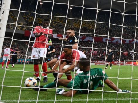Un jucător de la Dinamo lipseste de la meciul cu Petrolul dintr-un motiv incredibil! Boala din copilărie l-a scos din competiție.