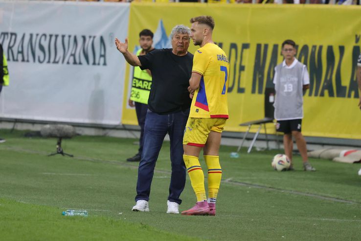 Mircea Lucescu și Denis Drăguș în timpul meciului România - Canada; foto: Ionuț Iordache