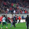 Haos la derby-ul din Germania: Ultrașii au atacat jucătorii, intervenția poliției a dus la o bătaie generală