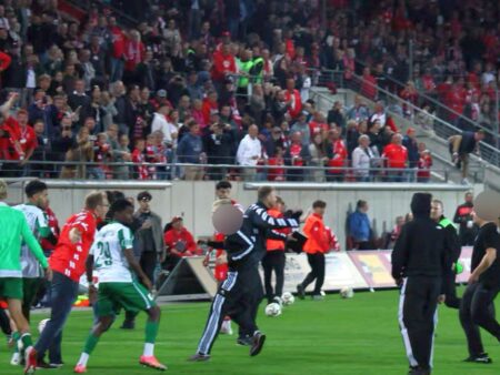 Haos la derby-ul din Germania: Ultrașii au atacat jucătorii, intervenția poliției a dus la o bătaie generală