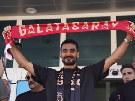 Iată o sugestie pentru titlu: 

„Așa se spune adio! Gestul emoționant al lui Ilkay Gundogan după plecarea de la Manchester City”