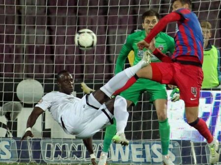 „Omul Foarfecă” Mansour Gueye revine pe teren! După ce a fost preparator fizic, acum a semnat ca jucător.