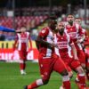 Iată o sugestie pentru un titlu alternativ: 

„Revenire surprinzătoare! Atacantul dat afară de la Dinamo pentru consum de droguri revine în fotbalul românesc”