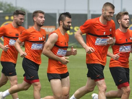 Gol marcat de fosta speranță a lui FCSB în prima victorie a sezonului pentru Royal Olympic Club Charleroi! 

O variantă alternativă ar putea fi:

„Fosta speranță a lui FCSB punctează în prima victorie a sezonului pentru Royal Olympic Club Charleroi!”