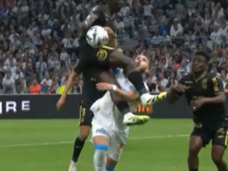 Fotbalistul, „lovit“ în careu și scos pe targă. Decizia arbitrului a generat controverse.