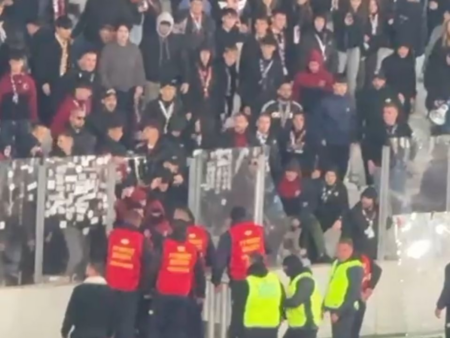 Nervi întinși la maxim în derby-ul Clujului! Suporterii au aruncat scaunele!
