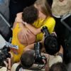 Nu i-a păsat de recordul mondial! Duplantis a alergat direct în brațele iubitei pentru un sărut pasional.