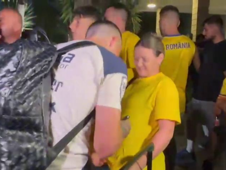 Naționala României a sosit în Cipru! Suporterii i-au întâmpinat pe tricolori la hotel