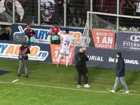 Împăcare dulce! Alex Dobre a stat singur cu fanii Rapid la finalul meciului de la Ploiești: gestul fotbalistului.