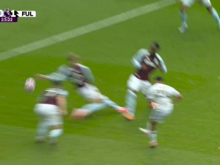 De ce nu s-a dictat penalty!? O situație extrem de controversată în Premier League