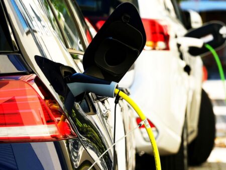 Mașinile hibride plug-in poluează aproape la fel de mult ca cele pe benzină! Un raport al Guardian zguduie industria auto.