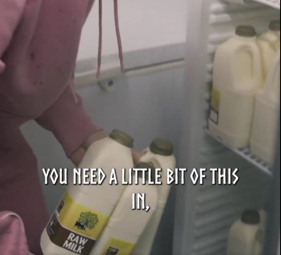 Erling Haaland merge la o fermă din Cheshire pentru a-și achiziționa sticlele cu lapte nepasteurizat Secretul lui Haaland poate provoca intoxicații! » „Superalimentul” nu este recomandat de medici