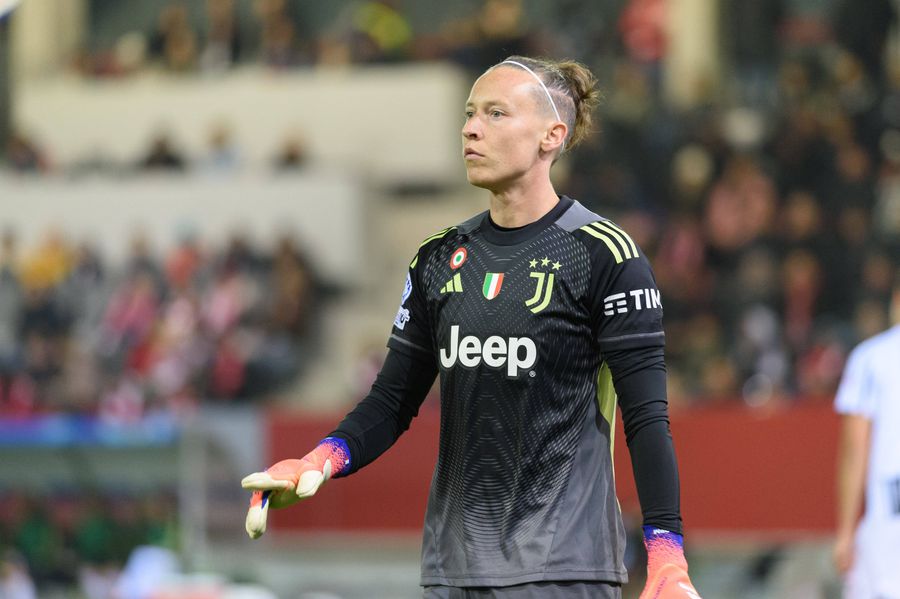 Pauline Peyraud-Magnin în tricoul lui Juventus Pauline Peyraud-Magnin în tricoul lui Juventus