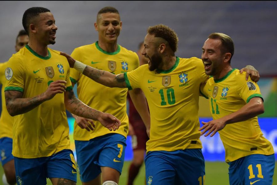 Everton Ribeiro, în tricoul naționalei Braziliei (primul din dreapta) / Foto: Instagram Drama mijlocașului brazilian participant la Mondialul din Qatar 2022: „Am un cancer tiroidian, dar îl voi învinge!”