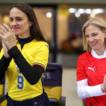 Bilaterală oficială » Iată cine au fost politicienii surprinși în tribune la meciul României