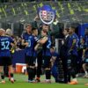 Iată o reformulare a titlului:
Cum este structurat contractul jucătorului preferat al favoritelor în Liga Campionilor: Salariu, clauze, bonusuri și responsabilități
