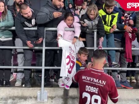 Rapid – Farul 3-1: Alex Dobre a oferit autografe fanilor după încheierea partidei.