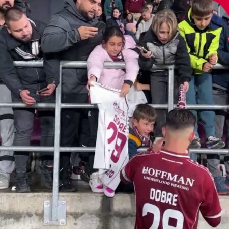 Rapid – Farul 3-1: Alex Dobre a oferit autografe fanilor după încheierea partidei.