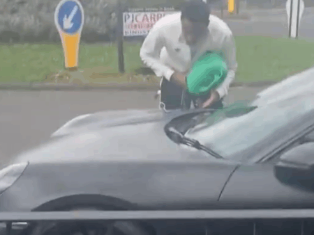 Uimitor! Fotbalistul din Premier League a fost lăsat în stradă cu Porsche-ul de 230.000 de euro