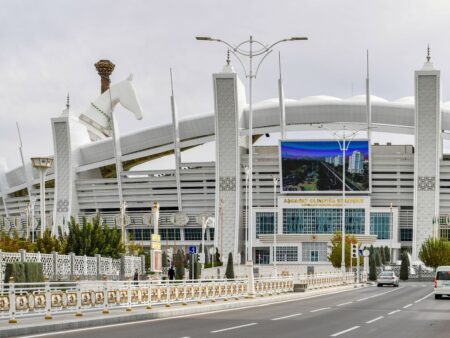 Vloggerii români care au explorat stadionul impresionant din Așgabat, unul dintre cele mai enigmatice și inaccesibile orașe ale lumii