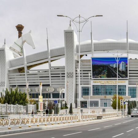 Vloggerii români care au explorat stadionul impresionant din Așgabat, unul dintre cele mai enigmatice și inaccesibile orașe ale lumii