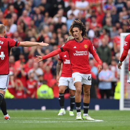 Scandal în Premier League! Fost jucător de la Manchester United, investigat de poliție după ce ar fi scuipat fanii rivali.