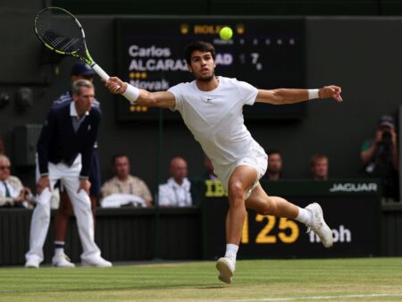 Carlos Alcaraz îl depășește pe Rafael Nadal! Racheta utilizată la Wimbledon 2023 a fost vândută la un preț impresionant.