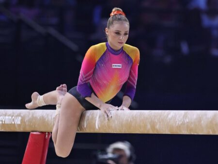Actualizare: Două finale pentru gimnastele românce la Campionatele Mondiale de la Jakarta » Sabrina Maneca-Voinea la bârnă și sol, iar Denisa Golgotă la sol.