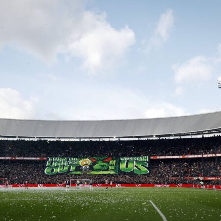 Agitație la meciul lui Dennis Man! Derby-ul Feyenoord – PSV, oprit din cauza unei urgențe medicale în tribună.