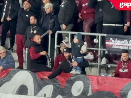 Rapid vs. Unirea Slobozia » Un copil agită fularul dăruit de bunica sa