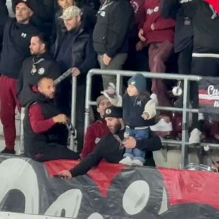 Rapid vs. Unirea Slobozia » Un copil agită fularul dăruit de bunica sa