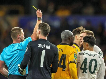 „Rușinos! Joacă doar pentru sine”