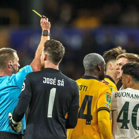 „Rușinos! Joacă doar pentru sine”