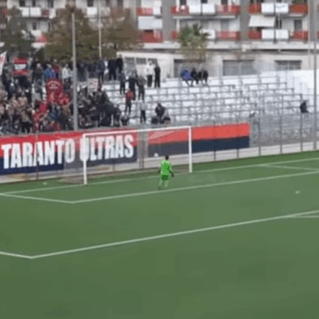 A încercat să restituie mingea portarului advers, dar a marcat din propria jumătate!