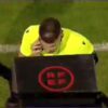 Imagini surprinzătoare! Arbitrul a folosit telefonul și a discutat la marginea terenului: „Incredibil”