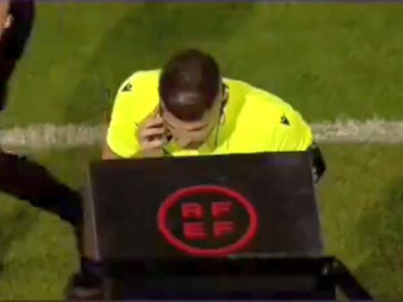Imagini surprinzătoare! Arbitrul a folosit telefonul și a discutat la marginea terenului: „Incredibil”