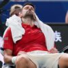 Novak Djokovic ajunge în „sferturi” la Shanghai! Epuizat, a vomitat pe teren, dar a stabilit un record al lui Roger Federer