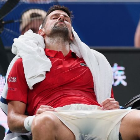 Novak Djokovic ajunge în „sferturi” la Shanghai! Epuizat, a vomitat pe teren, dar a stabilit un record al lui Roger Federer